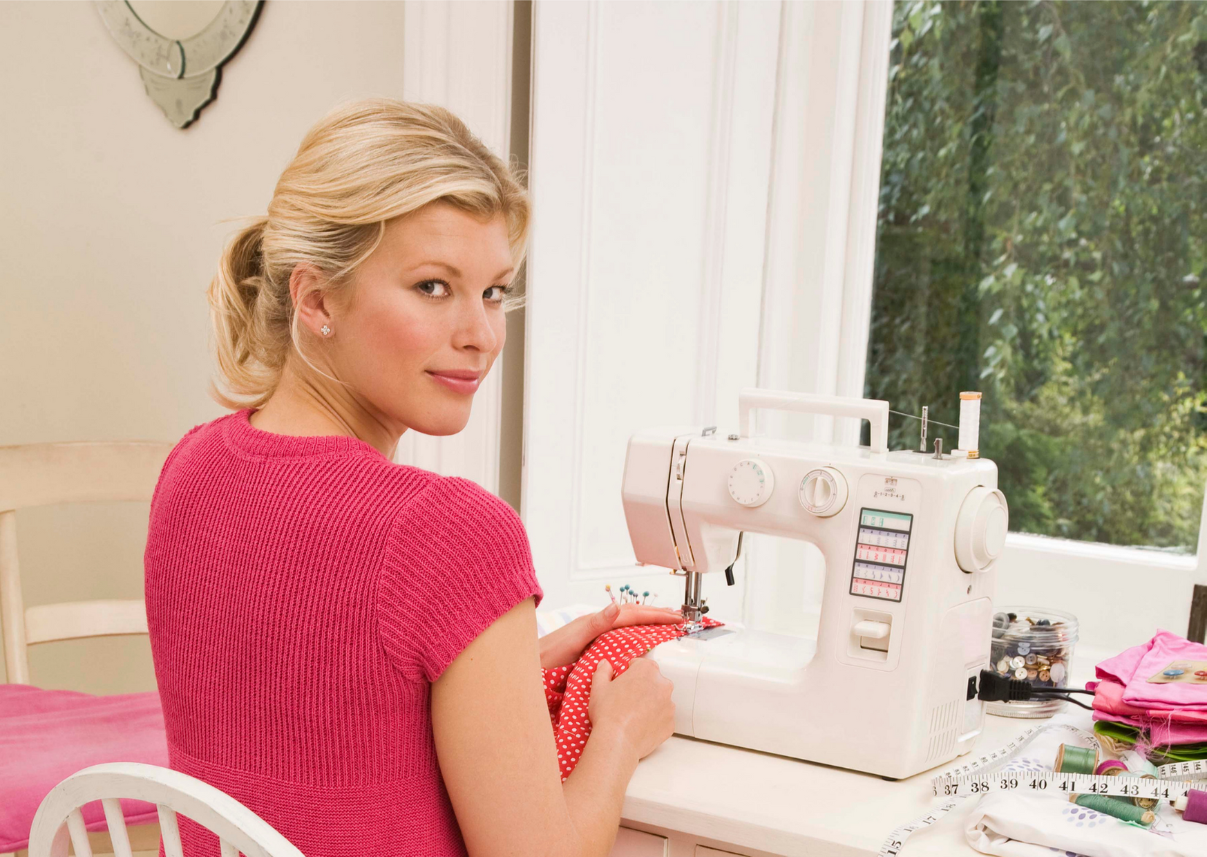 Beginner-friendly sewing machines including Brother CS6000i, Singer 4423, and Janome 2212 on a table